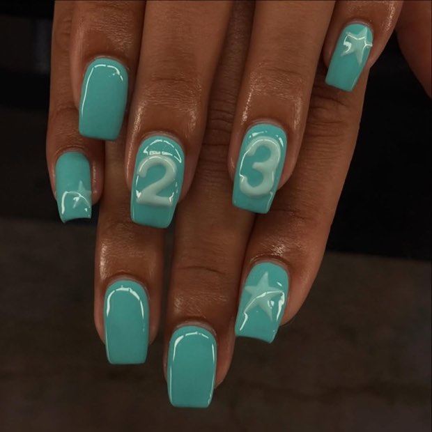 Single-tone teal set worn glossy